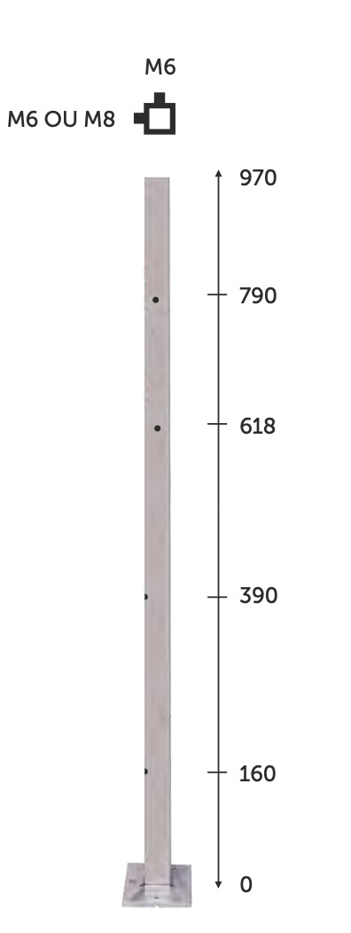 Poteau carré d'angle, en inox 316. Hauteur 970mm Largeur 40mm avec 4 trous taraudés en M6 ainsi que 4 trous taraudés en M8. Ce poteau convient pour une pause mixte à la fois câble ou rond plein et verres. Platine de fixation soudée Ø100mm epaisseur 8mm pré percée de 4 trous.
