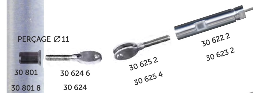 Oeillet design. Filetage en M8 de longueur 32mm. Longueur totale 78mm épaisseur 6mm percé diamètre Ø6mm. En inox 316, convient pour une utilisation en intérieur ou en extérieur. Permet la liaison entre le poteau (muni d'une vis) et une chape qui tiendra la fixation tendeur pour câble. Peut être monté sur un garde corps droit ou rampant.