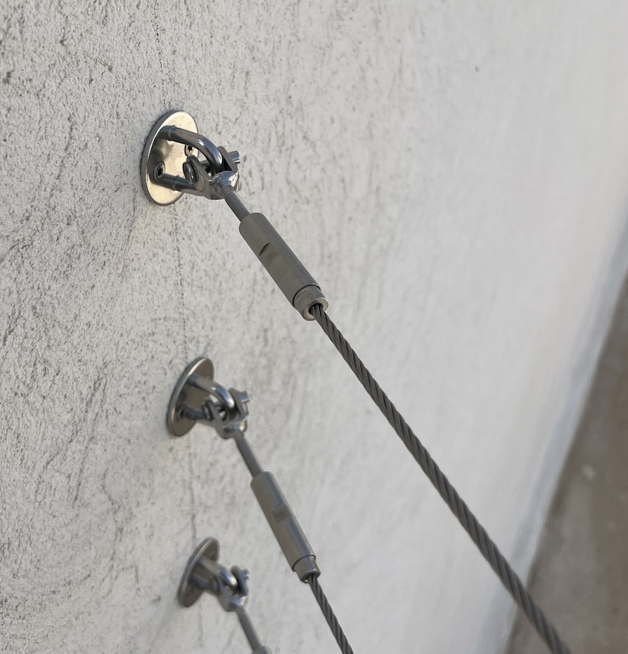Chape standard filetée M6 avec son <b>pas à droite</b>.Longueur totale 73mm, longueur du filetage 47mm, diamètre de la goupille Ø7,5mm, largeur 12,5mm. En inox 316, convient pour une utilisation en intérieur ou en extérieur. Pièce pour montage sans poteau à l'aide de la platine ronde avec anneau référence 30108 ou 30107 et d'un tendeur de câble référence 3062222, par exemple. Existe en filetage M8, référence 3062418.