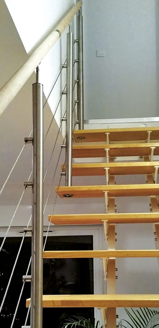 Câble inox vendu au mètre linéaire. Diamètre Ø6mm Longueur 1m. Ce câble inox assure une excellente tenue mécanique, garantissant la sécurité de votre garde-corps, que ce soit sur une terrasse, un balcon ou le long d’un escalier. L'inox 316 permet un usage aussi bien en intérieur qu'en extérieur. Il sublimera tous vos projets avec son design minimaliste. Il est à compléter avec notre gamme de tendeur.