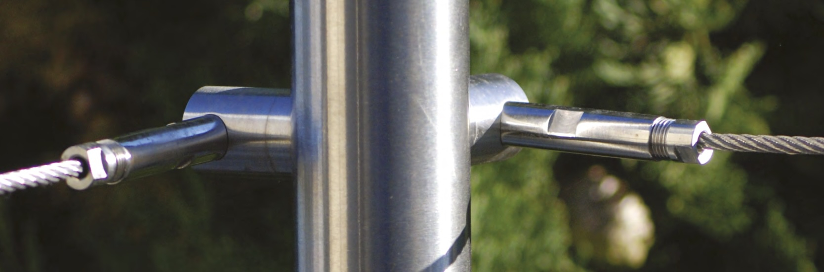 Câble inox vendu au mètre linéaire. Diamètre Ø6mm Longueur 1m. Ce câble inox assure une excellente tenue mécanique, garantissant la sécurité de votre garde-corps, que ce soit sur une terrasse, un balcon ou le long d’un escalier. L'inox 316 permet un usage aussi bien en intérieur qu'en extérieur. Il sublimera tous vos projets avec son design minimaliste. Il est à compléter avec notre gamme de tendeur.