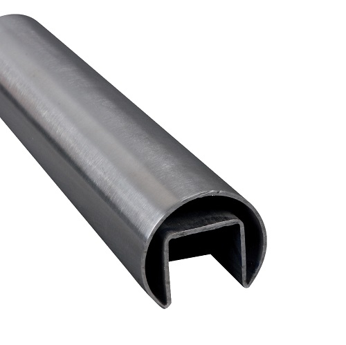 Main courante pour verre 12.76 à 20.76 mm - Long  2500 mm  - En INOX 316 .  Elle vient se plaquer contre les plaques de verre.  D'un diamètre de 42,4mm, elle reçoit à sa partie inférieure un joints en caoutchouc référence 30845 30846 ou 30847  (vendu séparement), qui lui permet de rester en place et d'aligner les plaques de verre sans risque de déboitement. Pour fixer la main courante et les relier entre elles, il existe également des raccords en inox 316 adaptés.