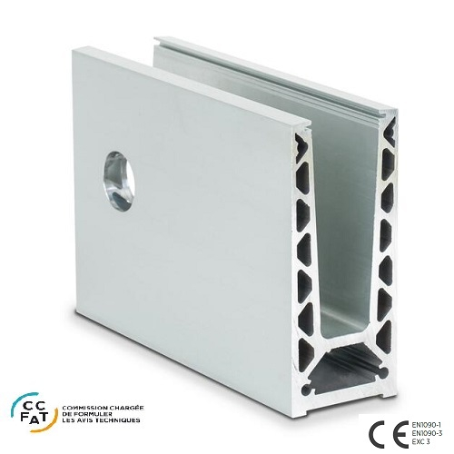 Profil aluminium anodisé fixation à l'anglaise  Long 2500 mm - Pour Verre de 12,76 mm a 21,52 mm  . Ce profil aluminium, avec finition satinée est destiné à être fixé latéralement à une poutre en béton ou en acier : Il est percé de 13 trous espacés de 200mm pour une fixation au travers du profil dans le sol, au choix. Utilisable à l'intérieur comme à l’extérieur, il résiste aux charges linéaires d’1 kN . Pour parfaire le montage, utiliser un kit d'assemblage permettant la pose en fonction de l'épaisseur du verre : ref 308530pour verres épaisseur 12,76mm (66.2) ref 308531 pour verres épaisseur 16,76mm (88.2) ref 308532 pour verres épaisseur 17,52mm (88.4) ref 308533 pour verres épaisseur 20,76mm (1010.2) ref 308534 pour verres épaisseur 21,52mm (1010.4) . Vidéo de montage sur demande 