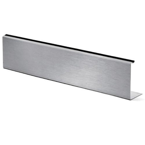 Revetement frontal pour le profil référence 30850. En inox 316. Longueur de 2500mm, cette plaque de finition vient habiller un rail en aluminium pour fixation au sol référence 30850. Elle a un retour de 10mm.