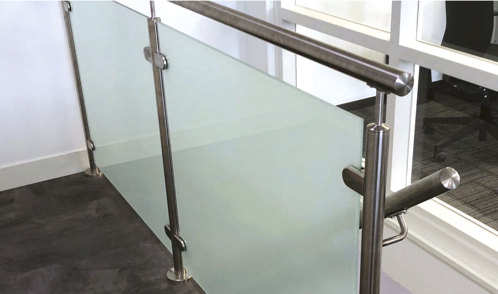 Support pour un verre déporté. Fixation en applique sur un tube de diamètre Ø42,4mm. Diamètre Ø60mm largeur totale 40mm largeur fente 14,5mm. Caoutchouc à commander en fonction de votre épaisseur de verre ( ex ref 30050876). En inox 316 brossé, permet une utilisation en intérieur ou en extérieur.