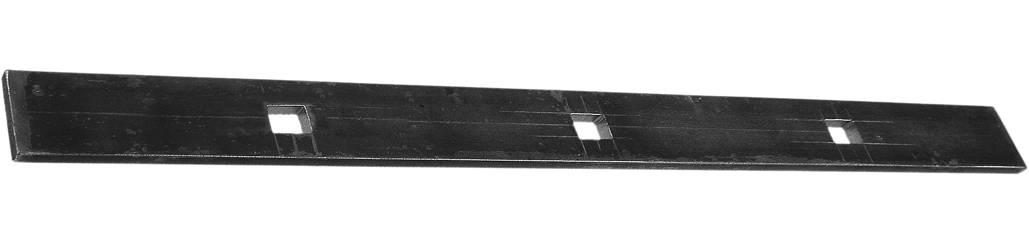 Barre en plat de 30x8mm. Avec des trous carrés de 14,5 x 14,5mm ,avec tolérance de 1 à 2 mm. D'une hauteur de 2000mm. 15 trous. Vide entre trous 110 mm.