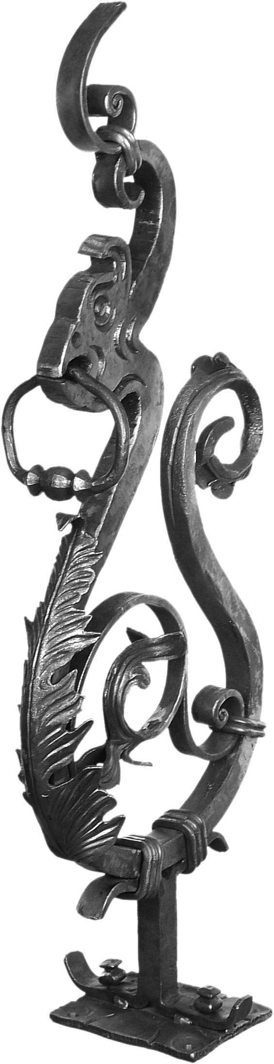 Poteau de départ représentant une tête de dragon de 930mm de haut et avec une section en carré de 30mm. En fer forgé et sur platine.