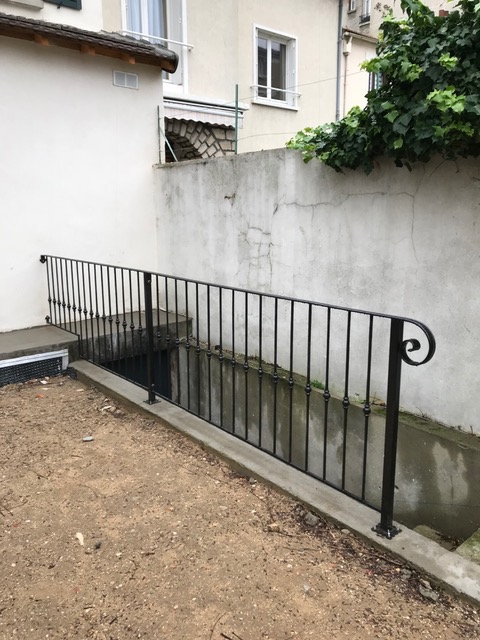 Barreau avec décor boule en fer forgé finition brute forgé . Diamètre de 14mm et hauteur de 1000mm. Pour fabrication de rampes,garde corps, grilles , portails. 