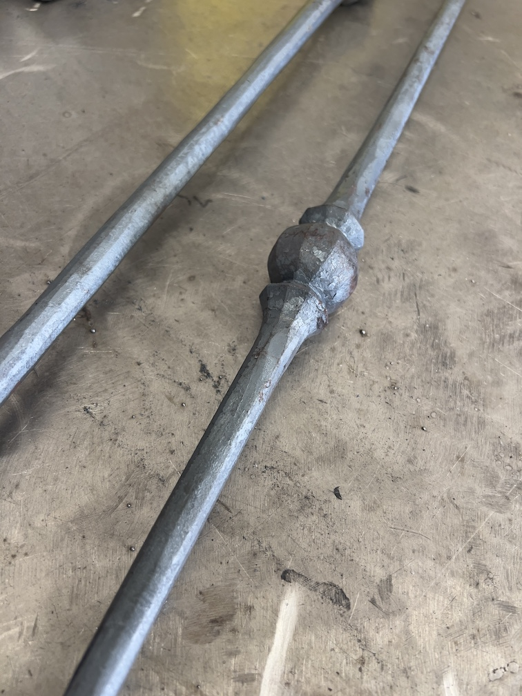 Barreau avec décor boule en fer forgé finition brute forgé . Diamètre de 14mm et hauteur de 1000mm. Pour fabrication de rampes,garde corps, grilles , portails. Non Lisse. Finition brut de forge (quelques imperfections, quelques facettes apparentes). Compatible avec le barreau 5043C.