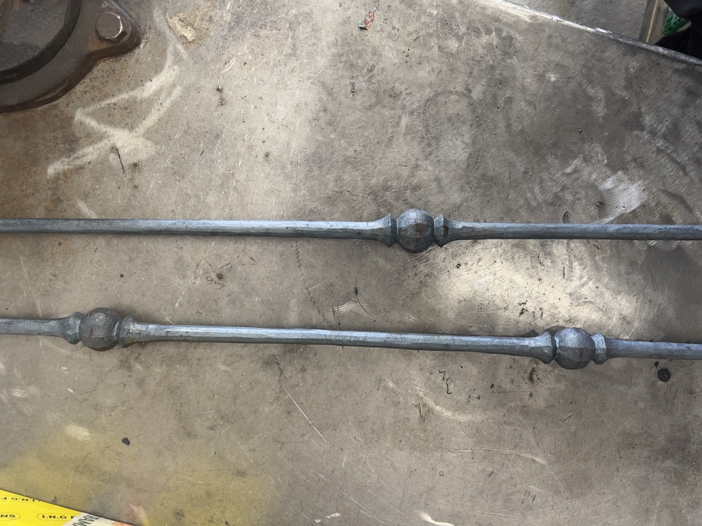 Barreau avec décor boule en fer forgé finition brute forgé . Diamètre de 14mm et hauteur de 1000mm. Pour fabrication de rampes,garde corps, grilles , portails. Non Lisse. Finition brut de forge (quelques imperfections, quelques facettes apparentes). Compatible avec le barreau 5043C.