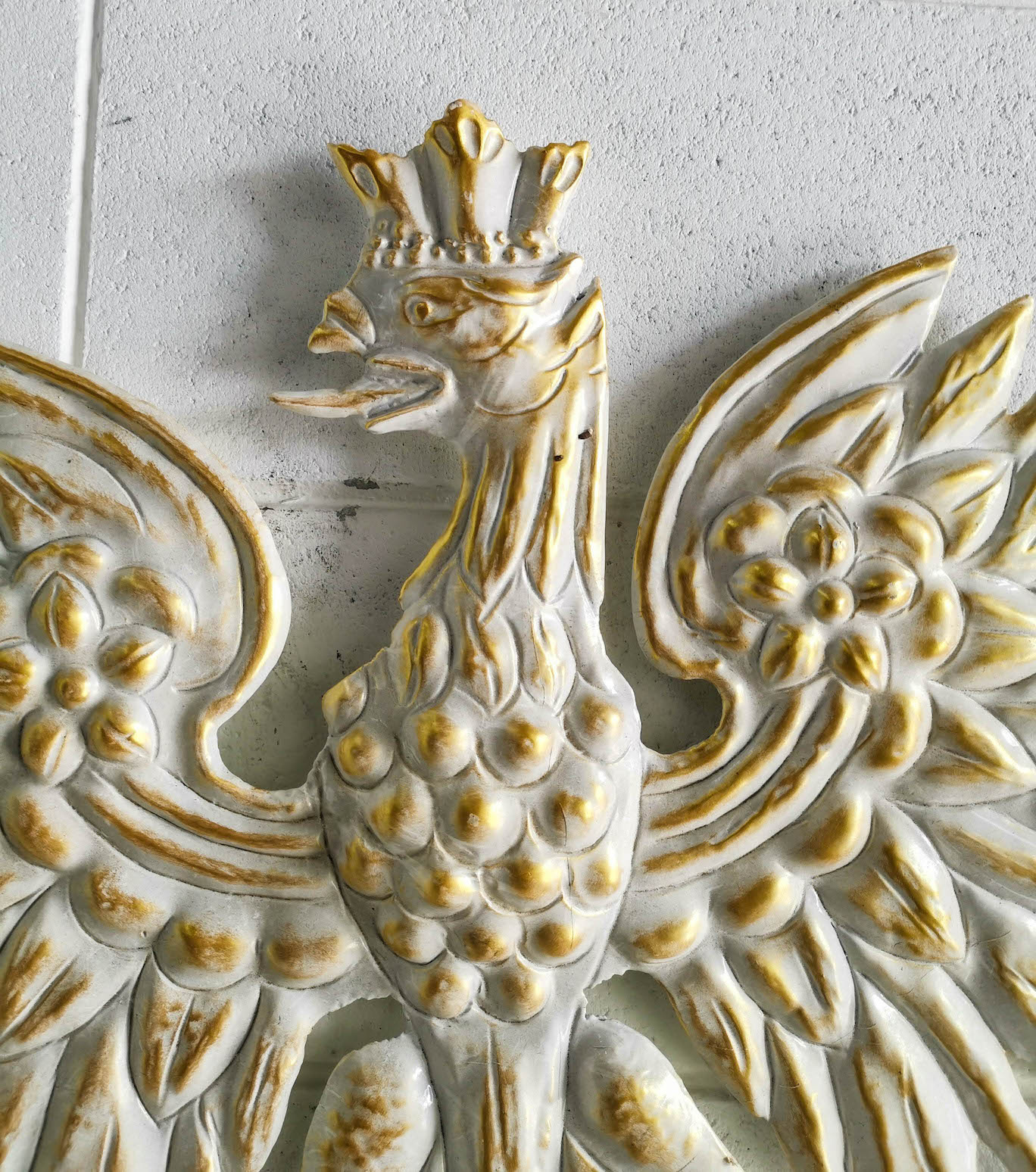 Aigle en or en acier fabriqué à la main. Hauteur : 600mm. Longueur : 530mm. Peinture : époxy blanc et or peint à la main.
