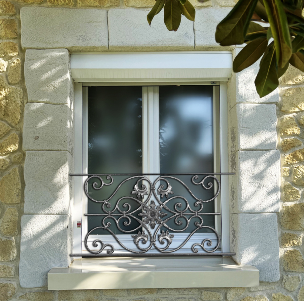 Appui de fenêtre type AF002 à sceller dans votre tableau de fenêtre. Longueur finie de 1040mm et Hauteur finie de 502mm. Convient pour les tableaux de fenêtre de 940mm. 50mm de scellement sont prévue de chaque côté. Main courante laminée de 940mm de long en fer forgé sur le dessus. Motif au centre de 830mm de long par 480mm de haut. Le reste de la structure est en acier carré plein de 14mm de section.
