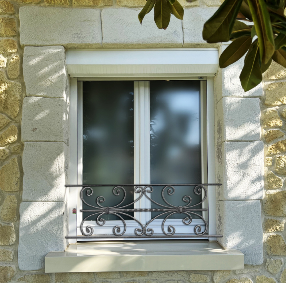 Appui de fenêtre type AF003 à sceller dans votre tableau de fenêtre. Longueur finie de 1010mm et Hauteur finie de 320mm. Convient pour les tableaux de fenêtre de 910mm. 50mm de scellement sont prévue de chaque côté. Main courante laminée de 910mm de long en fer forgé sur le dessus. Motif au centre de 760mm de long par 300mm de haut. Le reste de la structure est en acier carré plein de 12mm de section.