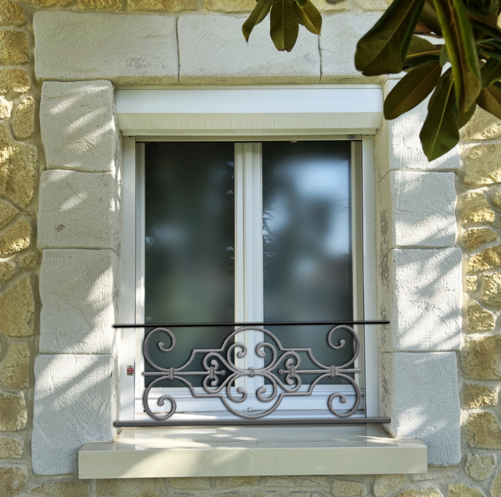 Appui de fenêtre type AF004 à sceller dans votre tableau de fenêtre. Longueur finie de 1030mm et Hauteur finie de 314mm. Convient pour les tableaux de fenêtre de 930mm. 50mm de scellement sont prévue de chaque côté. Main courante laminée de 930mm de long en fer forgé sur le dessus. Motif au centre de 670mm de long par 290mm de haut. Le reste de la structure est en tube acier carré de 16mm de section.