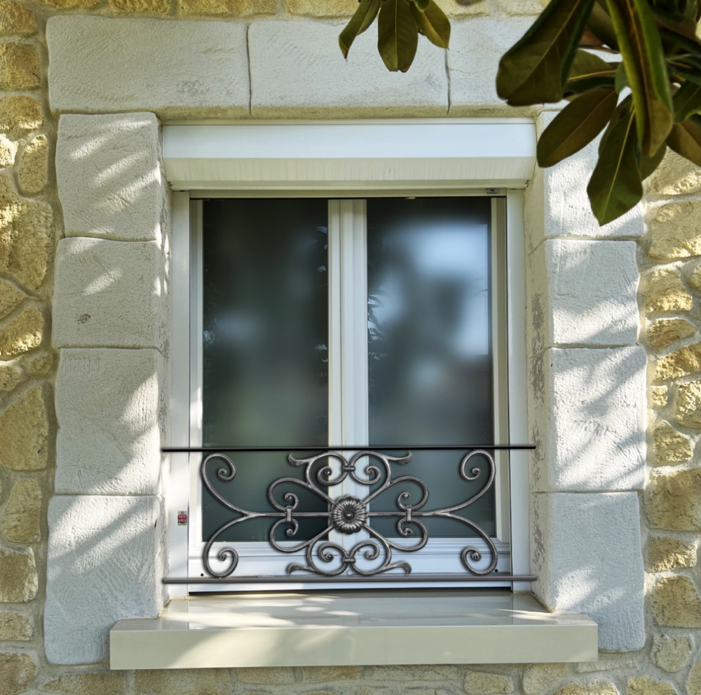 Appui de fenêtre type AF009 à sceller dans votre tableau de fenêtre. Longueur finie de 1010mm et Hauteur finie de 320mm. Convient pour les tableaux de fenêtre de 910mm. 50mm de scellement sont prévue de chaque côté. Main courante laminée de 910mm de long en fer forgé sur le dessus. Motif au centre de 700mm de long par 300mm de haut. Le reste de la structure est en acier carré plein de 12mm de section.
