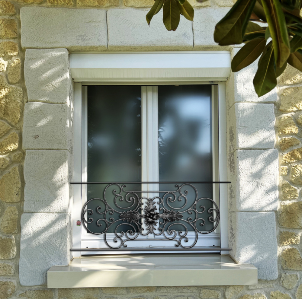 Appui de fenêtre type AF012 à sceller dans votre tableau de fenêtre. Longueur finie de 1800mm et Hauteur finie de 544mm. Convient pour les tableaux de fenêtre de 1700mm. 50mm de scellement sont prévue de chaque côté. Main courante laminée de 1700mm de long en fer forgé sur le dessus. Motif au centre de 1090mm de long par 520mm de haut. Le reste de la structure est en tube acier carré de 16mm de section.