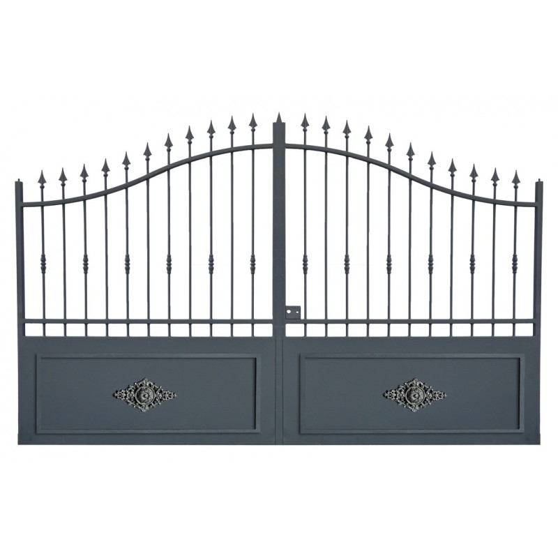 Appui de fenêtre type AFEF22 à sceller dans votre tableau de fenêtre. Longueur finie de 1030mm et Hauteur finie de 480mm. Convient pour les tableaux de fenêtre de 930mm. 50mm de scellement sont prévue de chaque côté. Main courante laminée de 930mm de long en fer forgé sur le dessus. Motif au centre de 460mm de long par 460mm de haut. Le reste de la structure est en acier carré plein de 12mm de section.