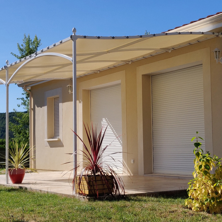 Transformez votre espace extérieur en un havre de paix avec notre bâche de pergola haut de gamme en couleur Gun Métal. Conçue pour s'adapter parfaitement à votre pergola de 3x3M, cette toile robuste et esthétique est l'alliée idéale pour vos moments de détente au jardin ou sur votre terrasse. Matériau Durable : Fabriquée en polyéthylène tissé haute densité (HDPE) de 320 g/m², notre bâche résiste à l'épreuve du temps et des éléments. Protection UV Maximale : Bloquant 98% des rayons UV nocifs, elle protège votre peau et vos meubles de jardin. Étanche et Anti-moisissure : Conçue pour ne pas absorber l'eau, elle prévient l’apparition de moisissures, assurant une longévité exceptionnelle. Résistance au Vent : Les qualités de résistance à la rupture (250 DaN/5 cm) et à la déchirure (36 daN) selon les normes ISO et DIN garantissent une tenue parfaite même par temps venteux. Facile d'Entretien : Sa surface ne décolore pas et se nettoie aisément avec un simple coup d'eau. Garantie de 5 ans : Nous sommes confiants dans la qualité de nos bâches et offrons une garantie de 5 ans pour une tranquillité d'esprit totale. Design Sophistiqué : La teinte Gun Métal offre une touche moderne et élégante qui complémente tout style d'extérieur. Installation Simplifiée : La conception intelligente de cette bâche permet une installation simplifiée, grâce aux oeillets (de 11.5 mm tous les 0.35 m), sandows Ø8mm et crochet champignon directement compatible avec nos pergolas sans soudures. Dimensions : Cette toile est compatible avec nos Pergolas sans soudure 3x3M : un retrait de 6,5cm sur les 4 côtés es