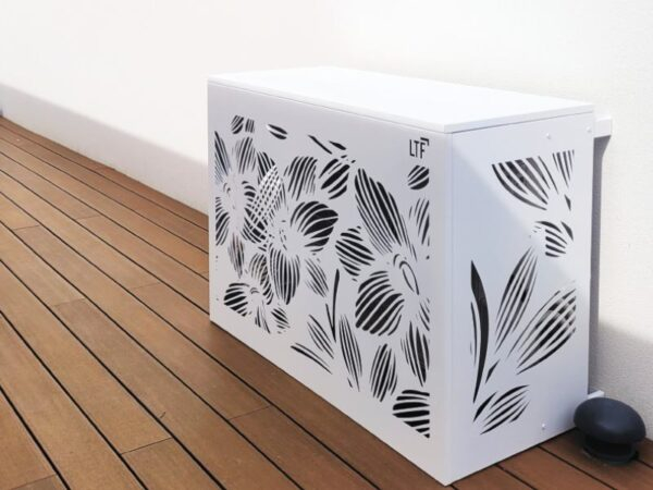 Le cache climatisation aluminium Fleurs de Lys apporte une finition décorative plus traditionnelle, idéale pour masquer une unité extérieure avec un motif élégant et travaillé. Sa conception 100 % aluminium offre une excellente résistance aux UV, à l'humidité, au gel, à la pluie et aux variations de température. L'aluminium ne rouille pas et ne se déforme pas comme peuvent le faire certains caches en bois ou en PVC. Le thermolaquage permet de choisir parmi 20 coloris RAL afin d'accorder le cache climatisation à la façade, aux menuiseries ou à l'aménagement extérieur. Le produit est disponible en cinq tailles, du S au XXL, pour s'adapter à la majorité des groupes de climatisation et pompes à chaleur extérieurs. Les dimensions intérieures disponibles vont de L 90 x H 65 cm à L 148 x H 157 cm, avec une profondeur réglable selon la taille choisie. Les dimensions extérieures vont de L 95 x H 67 cm à L 153 x H 159 cm, ce qui permet de prévoir correctement l'encombrement final. Pour choisir la bonne taille, il faut mesurer l'unité extérieure avec ses supports, câbles et goulottes, puis prévoir 5 à 10 cm de marge en largeur et en hauteur. La profondeur ne nécessite pas de marge supplémentaire, car elle est réglable grâce aux réglettes de fixation fournies. Le colis comprend 1 face avant, 1 côté gauche, 1 côté droit, 1 capot, 4 réglettes de fixation, vis TBHC M6x12, rondelles, écrous frein M6 et notice de montage. L'assemblage se fait par encliquetage des côtés avec la face avant, puis par pose du capot et pliage des pattes prévues à cet effet. Les réglettes de fixation permettent d