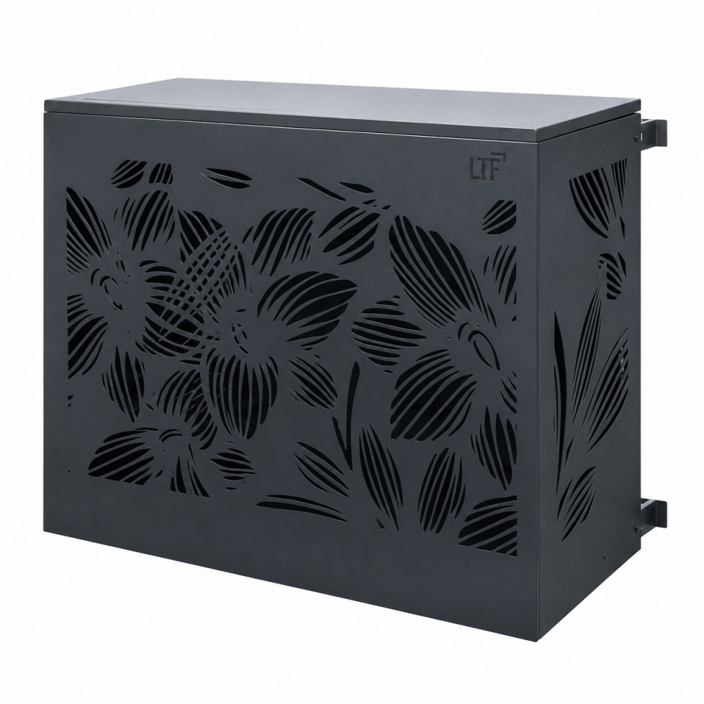 Le cache climatisation aluminium Fleurs de Lys apporte une finition décorative plus traditionnelle, idéale pour masquer une unité extérieure avec un motif élégant et travaillé. Sa conception 100 % aluminium offre une excellente résistance aux UV, à l'humidité, au gel, à la pluie et aux variations de température. L'aluminium ne rouille pas et ne se déforme pas comme peuvent le faire certains caches en bois ou en PVC. Le thermolaquage permet de choisir parmi 20 coloris RAL afin d'accorder le cache climatisation à la façade, aux menuiseries ou à l'aménagement extérieur. Le produit est disponible en cinq tailles, du S au XXL, pour s'adapter à la majorité des groupes de climatisation et pompes à chaleur extérieurs. Les dimensions intérieures disponibles vont de L 90 x H 65 cm à L 148 x H 157 cm, avec une profondeur réglable selon la taille choisie. Les dimensions extérieures vont de L 95 x H 67 cm à L 153 x H 159 cm, ce qui permet de prévoir correctement l'encombrement final. Pour choisir la bonne taille, il faut mesurer l'unité extérieure avec ses supports, câbles et goulottes, puis prévoir 5 à 10 cm de marge en largeur et en hauteur. La profondeur ne nécessite pas de marge supplémentaire, car elle est réglable grâce aux réglettes de fixation fournies. Le colis comprend 1 face avant, 1 côté gauche, 1 côté droit, 1 capot, 4 réglettes de fixation, vis TBHC M6x12, rondelles, écrous frein M6 et notice de montage. L'assemblage se fait par encliquetage des côtés avec la face avant, puis par pose du capot et pliage des pattes prévues à cet effet. Les réglettes de fixation permettent d