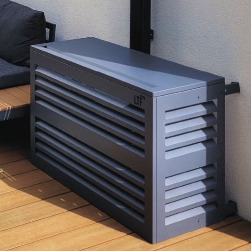 Le cache climatisation aluminium Persienne habille une unité extérieure avec un dessin sobre à lames horizontales, adapté aux façades modernes comme aux extérieurs plus classiques. Sa conception 100 % aluminium offre une excellente résistance aux UV, à l'humidité, au gel, à la pluie et aux variations de température. L'aluminium ne rouille pas et ne se déforme pas comme peuvent le faire certains caches en bois ou en PVC. Le thermolaquage permet de choisir parmi 20 coloris RAL afin d'accorder le cache climatisation à la façade, aux menuiseries ou à l'aménagement extérieur. Le produit est disponible en cinq tailles, du S au XXL, pour s'adapter à la majorité des groupes de climatisation et pompes à chaleur extérieurs. Les dimensions intérieures disponibles vont de L 90 x H 65 cm à L 148 x H 157 cm, avec une profondeur réglable selon la taille choisie. Les dimensions extérieures vont de L 95 x H 67 cm à L 153 x H 159 cm, ce qui permet de prévoir correctement l'encombrement final. Pour choisir la bonne taille, il faut mesurer l'unité extérieure avec ses supports, câbles et goulottes, puis prévoir 5 à 10 cm de marge en largeur et en hauteur. La profondeur ne nécessite pas de marge supplémentaire, car elle est réglable grâce aux réglettes de fixation fournies. Le colis comprend 1 face avant, 1 côté gauche, 1 côté droit, 1 capot, 4 réglettes de fixation, vis TBHC M6x12, rondelles, écrous frein M6 et notice de montage. L'assemblage se fait par encliquetage des côtés avec la face avant, puis par pose du capot et pliage des pattes prévues à cet effet. Les réglettes de fixation permette