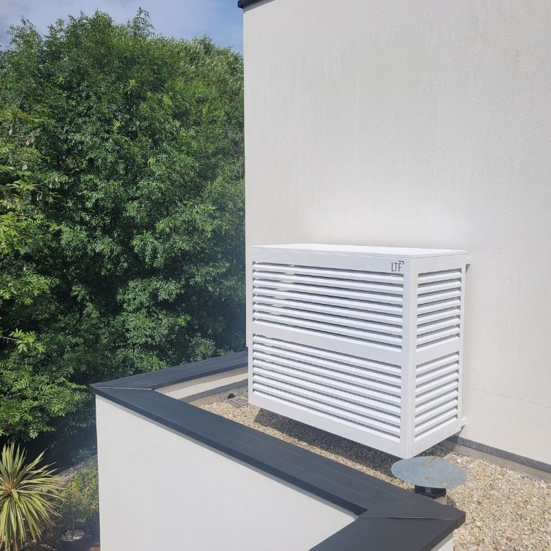 Le cache climatisation aluminium Persienne habille une unité extérieure avec un dessin sobre à lames horizontales, adapté aux façades modernes comme aux extérieurs plus classiques. Sa conception 100 % aluminium offre une excellente résistance aux UV, à l'humidité, au gel, à la pluie et aux variations de température. L'aluminium ne rouille pas et ne se déforme pas comme peuvent le faire certains caches en bois ou en PVC. Le thermolaquage permet de choisir parmi 20 coloris RAL afin d'accorder le cache climatisation à la façade, aux menuiseries ou à l'aménagement extérieur. Le produit est disponible en cinq tailles, du S au XXL, pour s'adapter à la majorité des groupes de climatisation et pompes à chaleur extérieurs. Les dimensions intérieures disponibles vont de L 90 x H 65 cm à L 148 x H 157 cm, avec une profondeur réglable selon la taille choisie. Les dimensions extérieures vont de L 95 x H 67 cm à L 153 x H 159 cm, ce qui permet de prévoir correctement l'encombrement final. Pour choisir la bonne taille, il faut mesurer l'unité extérieure avec ses supports, câbles et goulottes, puis prévoir 5 à 10 cm de marge en largeur et en hauteur. La profondeur ne nécessite pas de marge supplémentaire, car elle est réglable grâce aux réglettes de fixation fournies. Le colis comprend 1 face avant, 1 côté gauche, 1 côté droit, 1 capot, 4 réglettes de fixation, vis TBHC M6x12, rondelles, écrous frein M6 et notice de montage. L'assemblage se fait par encliquetage des côtés avec la face avant, puis par pose du capot et pliage des pattes prévues à cet effet. Les réglettes de fixation permette