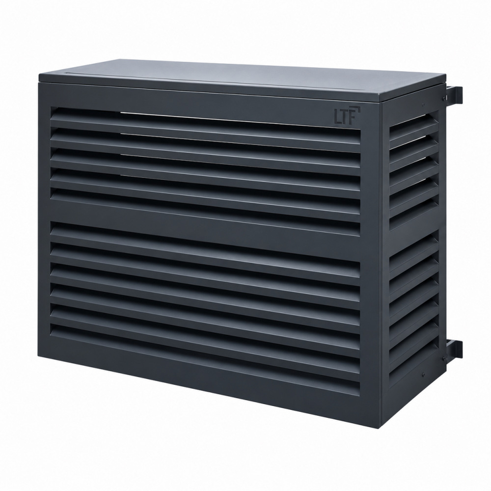 Le cache climatisation aluminium Persienne habille une unité extérieure avec un dessin sobre à lames horizontales, adapté aux façades modernes comme aux extérieurs plus classiques. Sa conception 100 % aluminium offre une excellente résistance aux UV, à l'humidité, au gel, à la pluie et aux variations de température. L'aluminium ne rouille pas et ne se déforme pas comme peuvent le faire certains caches en bois ou en PVC. Le thermolaquage permet de choisir parmi 20 coloris RAL afin d'accorder le cache climatisation à la façade, aux menuiseries ou à l'aménagement extérieur. Le produit est disponible en cinq tailles, du S au XXL, pour s'adapter à la majorité des groupes de climatisation et pompes à chaleur extérieurs. Les dimensions intérieures disponibles vont de L 90 x H 65 cm à L 148 x H 157 cm, avec une profondeur réglable selon la taille choisie. Les dimensions extérieures vont de L 95 x H 67 cm à L 153 x H 159 cm, ce qui permet de prévoir correctement l'encombrement final. Pour choisir la bonne taille, il faut mesurer l'unité extérieure avec ses supports, câbles et goulottes, puis prévoir 5 à 10 cm de marge en largeur et en hauteur. La profondeur ne nécessite pas de marge supplémentaire, car elle est réglable grâce aux réglettes de fixation fournies. Le colis comprend 1 face avant, 1 côté gauche, 1 côté droit, 1 capot, 4 réglettes de fixation, vis TBHC M6x12, rondelles, écrous frein M6 et notice de montage. L'assemblage se fait par encliquetage des côtés avec la face avant, puis par pose du capot et pliage des pattes prévues à cet effet. Les réglettes de fixation permette