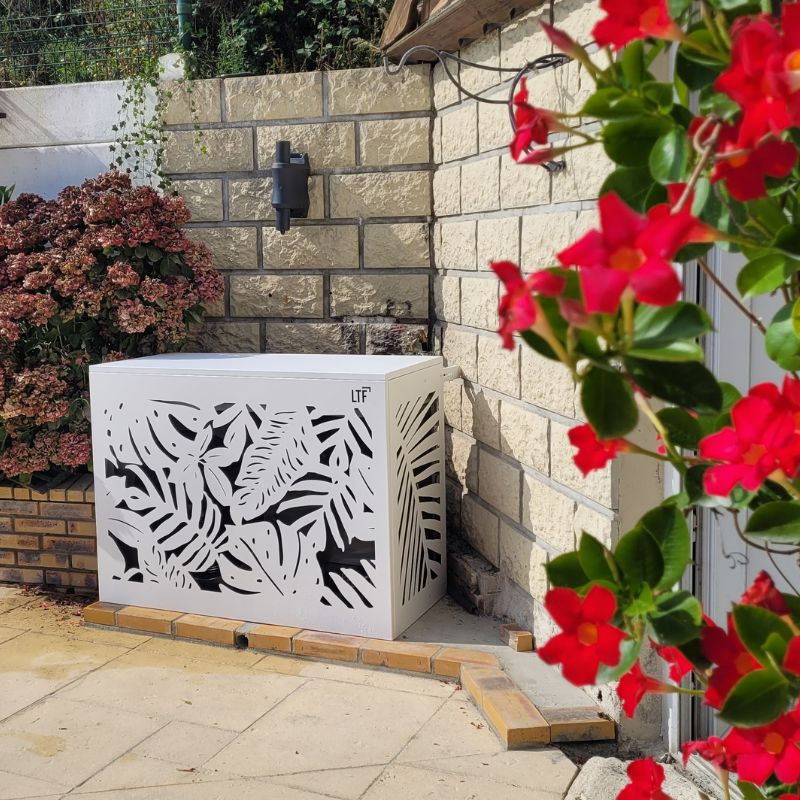 Le cache climatisation aluminium Tropical dissimule une unité extérieure avec un motif végétal contemporain, pensé pour apporter une touche décorative forte au jardin, à la terrasse ou à la façade. Sa conception 100 % aluminium offre une excellente résistance aux UV, à l'humidité, au gel, à la pluie et aux variations de température. L'aluminium ne rouille pas et ne se déforme pas comme peuvent le faire certains caches en bois ou en PVC. Le thermolaquage permet de choisir parmi 20 coloris RAL afin d'accorder le cache climatisation à la façade, aux menuiseries ou à l'aménagement extérieur. Le produit est disponible en cinq tailles, du S au XXL, pour s'adapter à la majorité des groupes de climatisation et pompes à chaleur extérieurs. Les dimensions intérieures disponibles vont de L 90 x H 65 cm à L 148 x H 157 cm, avec une profondeur réglable selon la taille choisie. Les dimensions extérieures vont de L 95 x H 67 cm à L 153 x H 159 cm, ce qui permet de prévoir correctement l'encombrement final. Pour choisir la bonne taille, il faut mesurer l'unité extérieure avec ses supports, câbles et goulottes, puis prévoir 5 à 10 cm de marge en largeur et en hauteur. La profondeur ne nécessite pas de marge supplémentaire, car elle est réglable grâce aux réglettes de fixation fournies. Le colis comprend 1 face avant, 1 côté gauche, 1 côté droit, 1 capot, 4 réglettes de fixation, vis TBHC M6x12, rondelles, écrous frein M6 et notice de montage. L'assemblage se fait par encliquetage des côtés avec la face avant, puis par pose du capot et pliage des pattes prévues à cet effet. Les réglettes de 