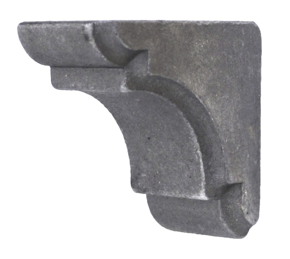 Equerre moulurée d'angle en fer forgé. Hauteur 65mm Largeur 65mm épaisseur 40mm, compatible avec des tubes carré ou rectangle de largeur 40mm. Permet de renforcer les angles de structures métalliques comme un portail en fer forgé, ou une grille en fer forgé ou peut être installé simplement pour décorer, cela donne du charme à votre fabrication. Fourni brut, à peindre ou à vernir pour protéger contre la corrosion. Produit galvanisable.