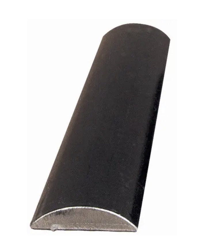 Main courante pleine lisse demi sphère en fer forgé. Longueur de 3000mm largeur 20mm et épaisseur 10mm. Idéal pour la fabrication de garde-corps ou de rampes d'escaliers, pour une utilisation en intérieur comme en extérieur. Fixation par soudure. Fournie brute, à peindre ou à vernir avec un produit adapté pour protéger contre la corrosion. Pour garantir sa stabilité des supports doivent être placés tous les 80 à 100cm.