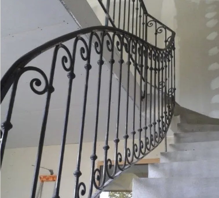 Garniture de barreaux en acier tourné. Compatible avec des barreaux de diamètre 18mm, grâce à son taraude de ø18,5mm. Hauteur 30mm largeur 41mm. Cette bague d'apparence sobre ornera vos barreaux de grilles de défense, portails, escaliers par exemple. Fixation facile, à visser avec vis de blocage fournie. Fourni brut, à peindre ou à vernir avec un produit adapté pour la protection contre la corrosion.