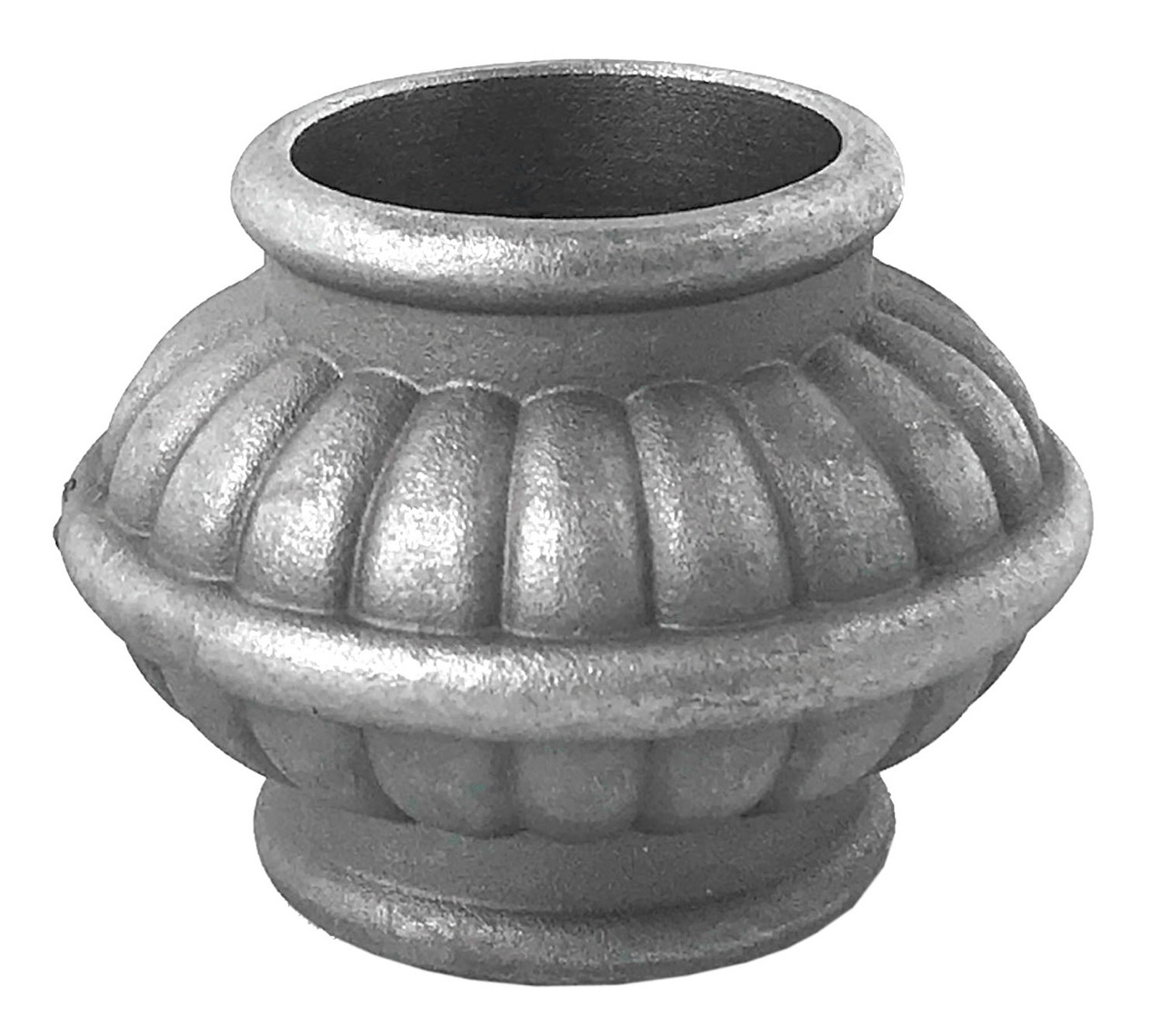 Garniture de barreaux en acier tourné, avec décor coquillage. Compatible avec des barreaux de diamètre 30mm, grâce à son taraude de ø30,5mm. Hauteur 45mm largeur 60mm. Cette bague d'apparence sobre ornera vos barreaux de grilles de défense, portails, escaliers par exemple. Fixation facile, à visser avec vis de blocage fournie. Fourni brut, à peindre ou à vernir avec un produit adapté pour la protection contre la corrosion. Produit galvanisable.