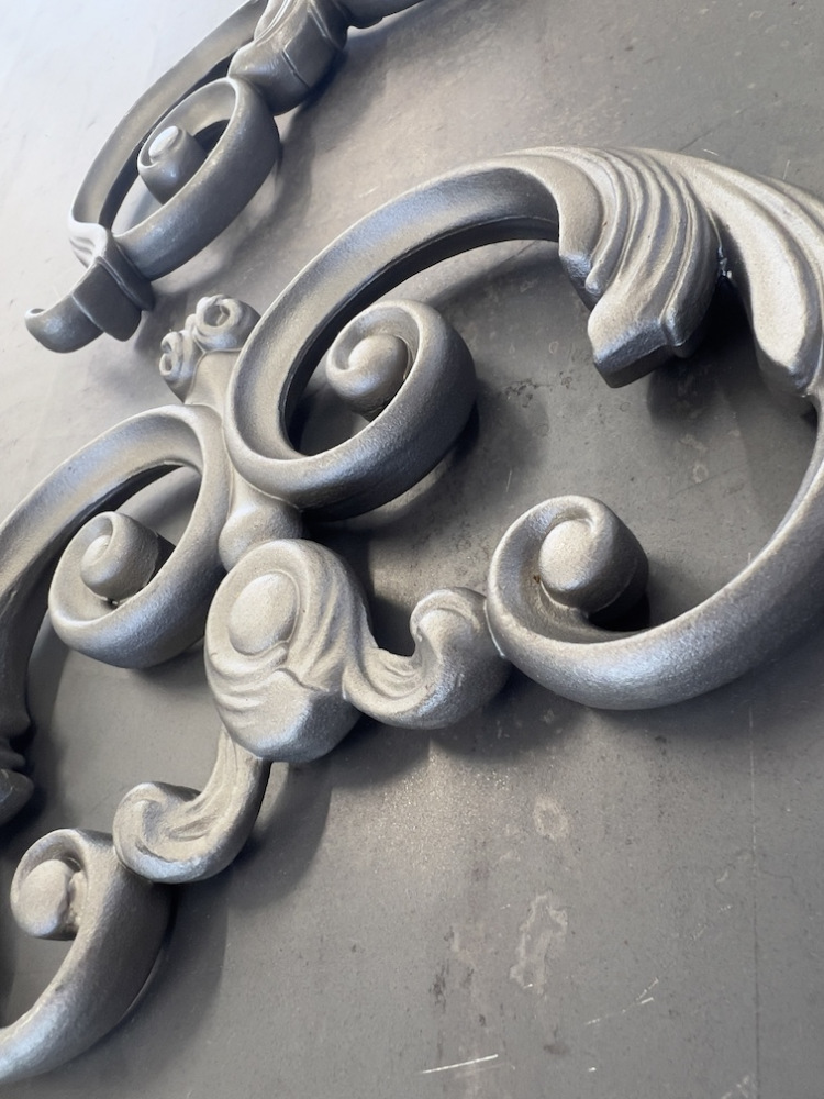 Eléments décoratifs volute en acier moulé Double face . Hauteur 124 mm Largeur 174 mm . S’agissant de pièces de fonderie, les dimensions peuvent varier légèrement, en raison du phénomène de retrait. Ce décor est soudable et galvanisable. Livré brut, à peindre ou à vernir pour protéger contre la corrosion.
