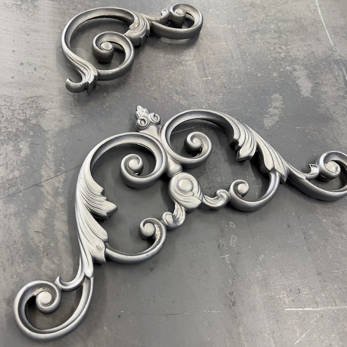 Eléments décoratifs volute en acier moulé Double face, pour angle de portail. Hauteur 260 mm Largeur 260 mm . S’agissant de pièces de fonderie, les dimensions peuvent varier légèrement, en raison du phénomène de retrait. Ce décor est soudable et galvanisable. Livré brut, à peindre ou à vernir pour protéger contre la corrosion.