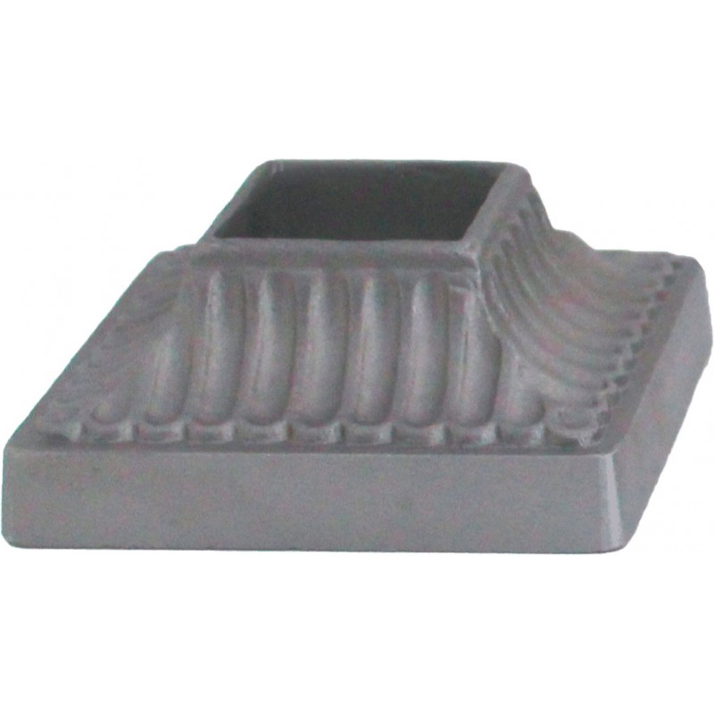 Cache scellement carré mouluré pour barreau de largeur 25mm, en fer forgé. Base carré de largeur 80mm. Fixation par soudure. Cet habillage de la base du barreau permet de cacher les soudures ou le scellement, il apportera un raffinement à votre fabrication par ce détail de finition. Livré brut, prêt à peindre ou à vernir, inapte à la galvanisation. D'autres dimensions existent.