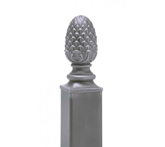 Pomme de pin de la gamme prestige, sur socle, en fer forgé plein. Hauteur totale 86mm Hauteur sans socle 75mm largeur Ø42,6mm largeur du socle carré de 42x42mm, convient à tube carré de largeur 40mm. Fixation par soudure. Objet décoratif qui rendra unique votre fabrication. Livré brut, à peindre ou à vernir, avec un produit adapté pour protéger contre la corrosion.