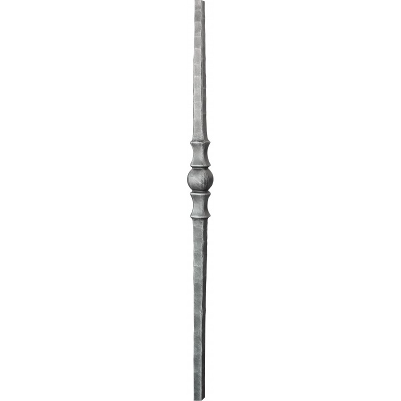 Poteau collection prestige carré 25 mm martelé hauteur 1200 mm . Véritable travail de maître : ces poteaux sont forgés d’une seule pièce au marteau pilon (pas de soudure). De ce fait apparaissent de légères variations dimensionnelles entre les pièces. Finition brute