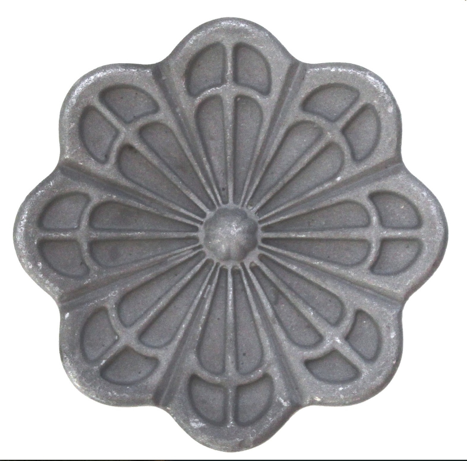 Rosace en fer forgé avec motif floral style marguerite. Diamètre de 100mm épaisseur de 2mm. Utilisation pour ornement de votre portail ou portillon, par exemple, souvent en association avec des palmettes. Fixation par soudure. Fournie brute, à peindre ou à vernir, ne pas oublier de la protéger contre la corrosion en utilisant un produit spécial anti rouille. Vous pourrez facilement y faire un taraudage pour pouvoir la visser.