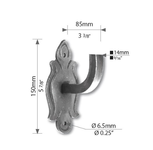 Support en équerre pour main courante, carrée plein, en fer forgé. Largeur 85mm Hauteur 150mm. La platine en rosace a deux trous ø6,5mm qui permettent de la visser dans le support (livré sans vis). Le barreau est en carré plein lisse de largeur 14mm, il sera soudé à votre fabrication. Fourni brut, à peindre ou à vernir avec un produit adapté pour le protéger de la corrosion.