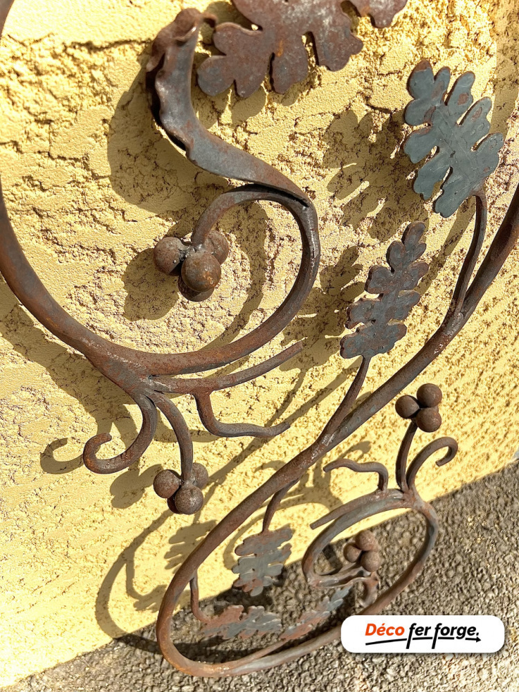Magnifique double volute avec des boules et des feuilles. Hauteur de 940mm et largeur de 400mm. Section en rond martelé de 15mm de diamètre. Veuillez noter que les produits disponibles dans notre rubrique Destockage peuvent présenter de légères imperfections, ce qui explique leur prix réduit. Cependant, ces défauts mineurs n'affectent en rien leur qualité et ils restent des pièces uniques en fer forgé à ne pas manquer.