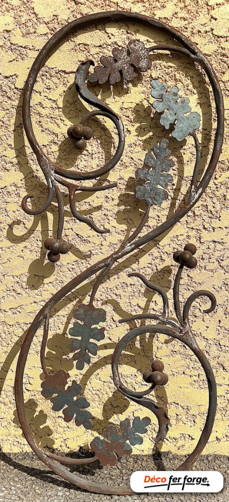 Magnifique double volute avec des boules et des feuilles. Hauteur de 940mm et largeur de 400mm. Section en rond martelé de 15mm de diamètre. Veuillez noter que les produits disponibles dans notre rubrique Destockage peuvent présenter de légères imperfections, ce qui explique leur prix réduit. Cependant, ces défauts mineurs n'affectent en rien leur qualité et ils restent des pièces uniques en fer forgé à ne pas manquer.