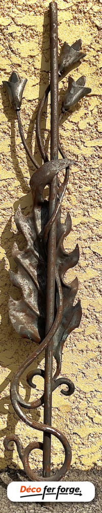 Magnifique barreau en diamètre 16mm. Hauteur de 1000mm et largeur de 180mm. Composé d'une grande feuille et de fleurs entrelacées. Veuillez noter que les produits disponibles dans notre rubrique Destockage peuvent présenter de légères imperfections, ce qui explique leur prix réduit. Cependant, ces défauts mineurs n'affectent en rien leur qualité et ils restent des pièces uniques en fer forgé à ne pas manquer.