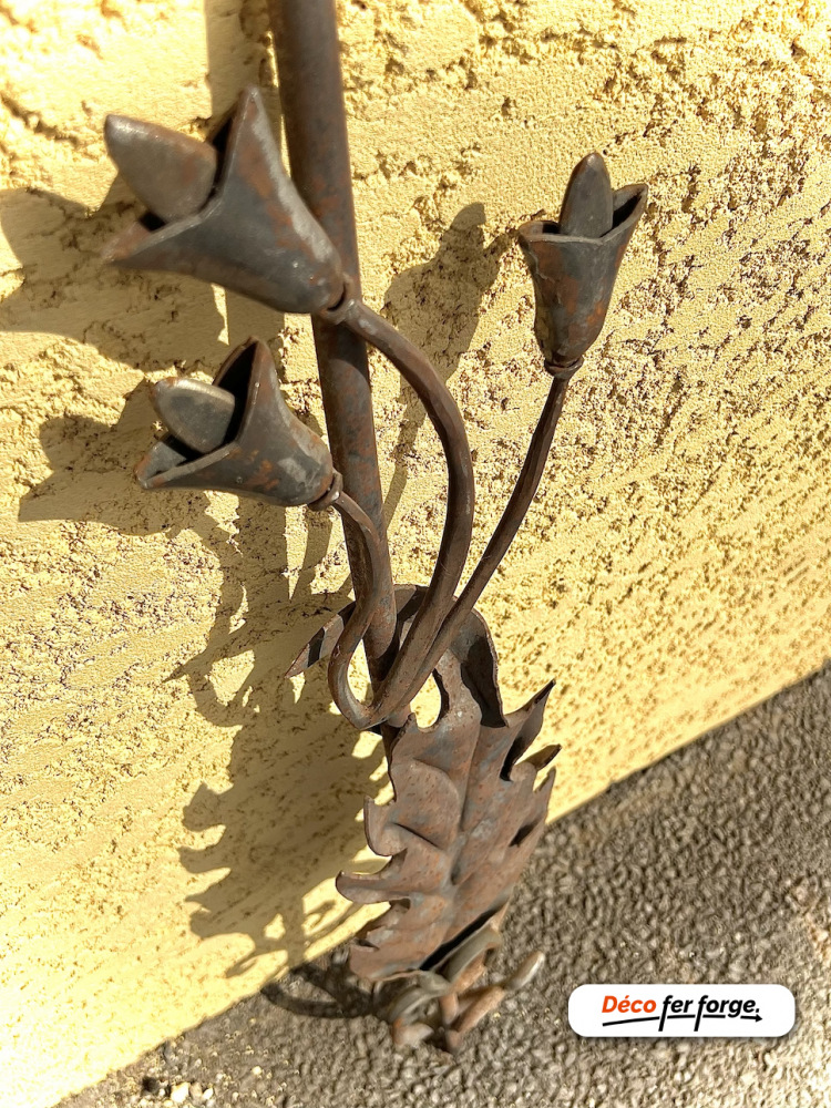 Magnifique barreau en diamètre 16mm. Hauteur de 1000mm et largeur de 180mm. Composé d'une grande feuille et de fleurs entrelacées. Veuillez noter que les produits disponibles dans notre rubrique Destockage peuvent présenter de légères imperfections, ce qui explique leur prix réduit. Cependant, ces défauts mineurs n'affectent en rien leur qualité et ils restent des pièces uniques en fer forgé à ne pas manquer.