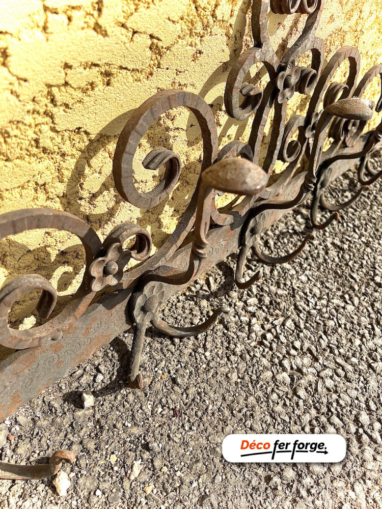 Porte manteau à fixer au mur. Comprenant 15 accroches. Hauteur de 310mm et largeur de 1000mm. Composé de plusieurs décors style raisins/vignes. Veuillez noter que les produits disponibles dans notre rubrique Destockage peuvent présenter de légères imperfections, ce qui explique leur prix réduit. Cependant, ces défauts mineurs n'affectent en rien leur qualité et ils restent des pièces uniques en fer forgé à ne pas manquer.