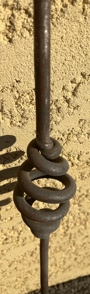 1 barreau simple avec une vrille au centre. Barreau en fer forgé lisse. Diamètre de 12mm et hauteur de 1000mm.