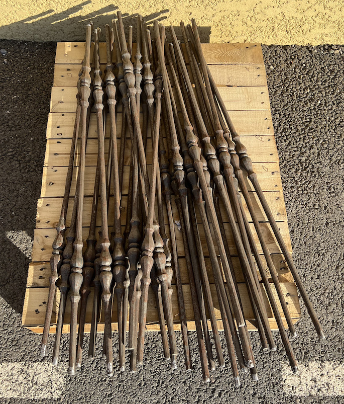 Lot composé de 15 barreaux simple avec une bague au centre et 15 barreaux double avec deux bagues. Barreau en fer forgé à facettes. Diamètre de 13mm et hauteur de 870 a 900 mm .