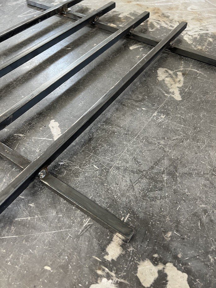 Grille de défense simple barreaudage. Convient pour des tableaux de fenêtre de maison ou bâtiment. Cette grille est à installer dans votre tableau de fenêtre. Protégez votre habitation avec cette grille anti-intrusion fabriquée en France dans notre atelier en Provence. Structure entière en carré de 14mm plein. Composé de barreaux avec un vide normalisé entre chaque barreau. Cette grille de fenêtre est livrée brut sans peinture, il vous appartient de les peindres de la couleur de votre choix.