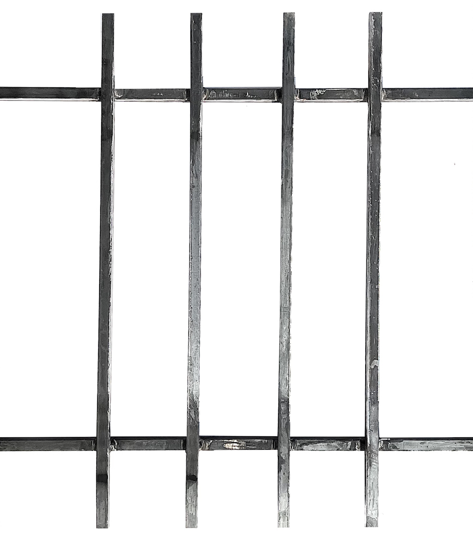 Grille de défense simple barreaudage. Convient pour des tableaux de fenêtre de maison ou bâtiment. Cette grille est à installer dans votre tableau de fenêtre. Protégez votre habitation avec cette grille anti-intrusion fabriquée en France dans notre atelier en Provence. Structure entière en carré de 14mm plein. Composé de barreaux avec un vide normalisé entre chaque barreau. Cette grille de fenêtre est livrée brut sans peinture, il vous appartient de les peindres de la couleur de votre choix.