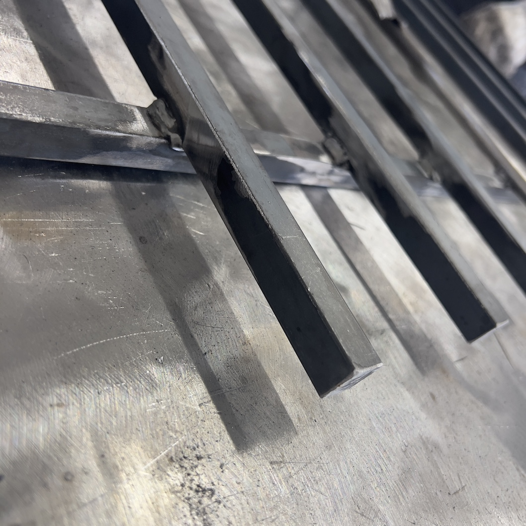 Grille de défense composé de barreaux ondulés #09056 en alterna...isse. Structure complète de la grille en section carré de 14mm. Convient pour des tableaux de fenêtre de maison ou bâtiment. Cette grille est à installer dans votre tableau de fenêtre. Protégez votre habitation avec cette grille anti-intrusion fabriquée en France dans notre atelier en Provence. Composé de barreaux avec un vide normalisé entre chaque barreau. Cette grille de fenêtre est livrée brut sans peinture, il vous appartient de les peindres de la couleur de votre choix. Les photos montrent le style du modèle. La composition exacte est ajustée pour correspondre à votre format.

Les barreaux sont tous soudés en applique sur les 2 barres horizontales. Cette grille, ainsi que toutes celles de la gamme GRF sont configurables a vos mesures de tableaux (voir les dimensions possibles entre la longueur et hauteur minimum puis maximum) puis fabriqués à la commande sous 10-20 jours en moyenne directement dans notre atelier par notre équipe de ferronnier.