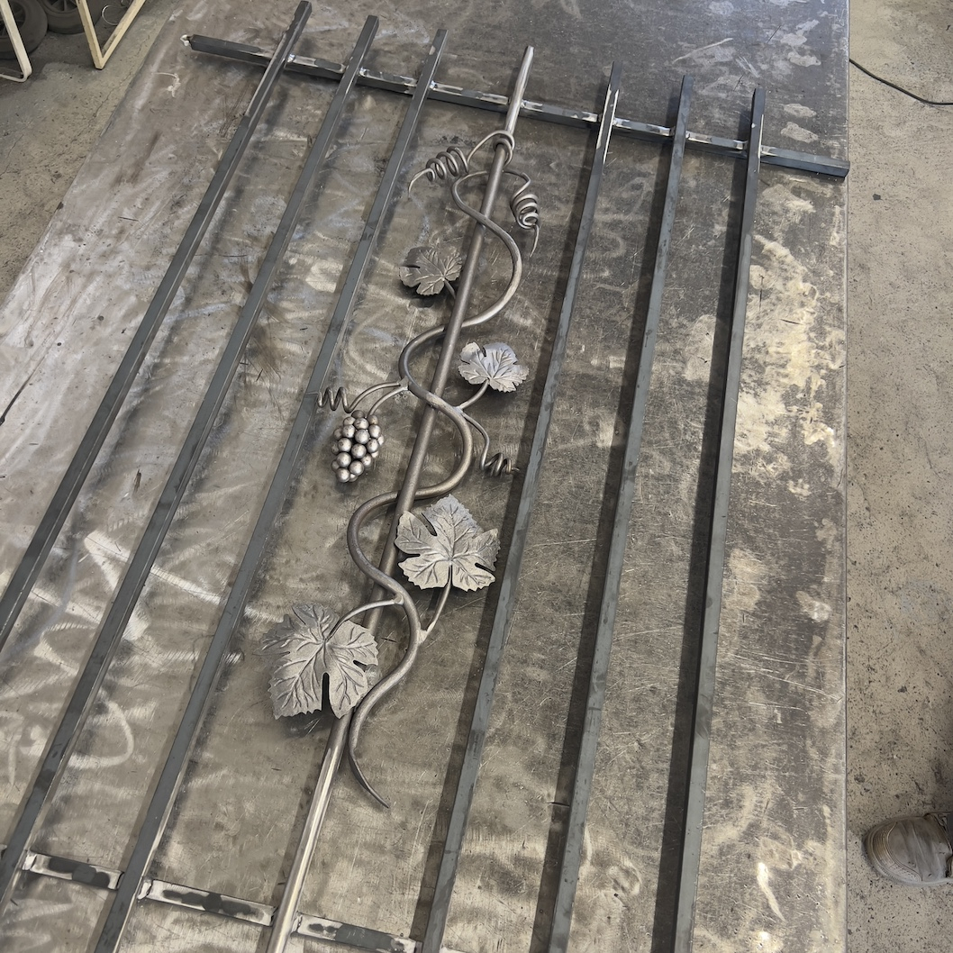 Grille de défense composé d’un décor central style raisin #158013. Structure complète de la grille en section carré de 16mm. Convient pour des tableaux de fenêtre de maison ou bâtiment. Cette grille est à installer dans votre tableau de fenêtre. Protégez votre habitation avec cette grille anti-intrusion fabriquée en France dans notre atelier en Provence. Composé de barreaux avec un vide normalisé entre chaque barreau. Cette grille de fenêtre est livrée brut sans peinture, il vous appartient de les peindres de la couleur de votre choix. Les photos montrent le style du modèle. La composition exacte est ajustée pour correspondre à votre format.

Les barreaux sont tous soudés en applique sur les 2 barres horizontales. Cette grille, ainsi que toutes celles de la gamme GRF sont configurables a vos mesures de tableaux (voir les dimensions possibles entre la longueur et hauteur minimum puis maximum) puis fabriqués à la commande sous 10-20 jours en moyenne directement dans notre atelier par notre équipe de ferronnier.